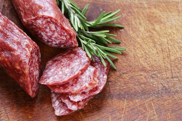 Salami Nga được cắt lát và bày trí đẹp mắt trước khi thưởng thức