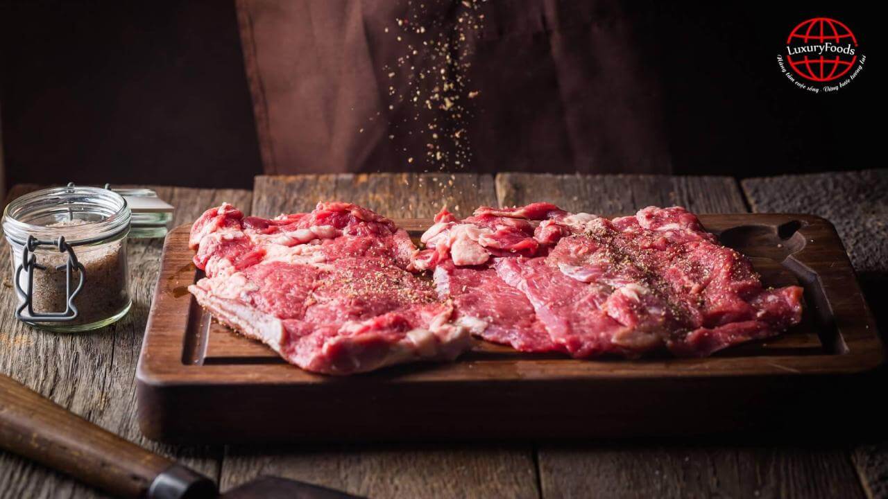 Thịt dê Mông Cổ tươi ngon, đỏ au, vân mỡ xen lẫn nạc đẹp mắt